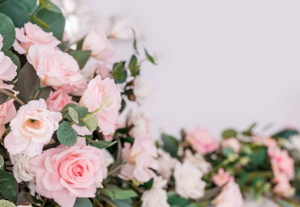 Belles fleurs roses sur un fond clair. Cadre floral aux couleurs douces avec espace blanc pour le texte. Fond de fleur d'art pour carte de vœux pour la fête des mères et la Saint-Valentin — Photo