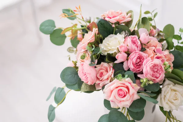 Composition du bouquet avec de belles roses dans un coffret cadeau. Fond de mariage, carte postale avec espace pour le texte — Photo