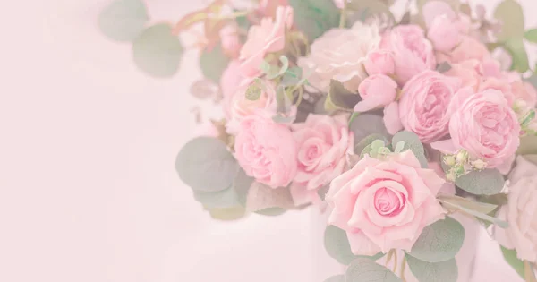 Délicat fond floral vintage avec des roses rose clair. Fond de mariage, carte postale . — Photo