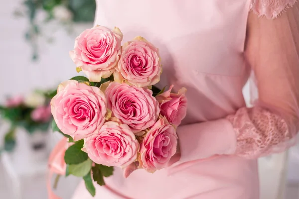 Gros Plan Bouquet Roses Dans Les Mains Une Femme Cadeau — Photo