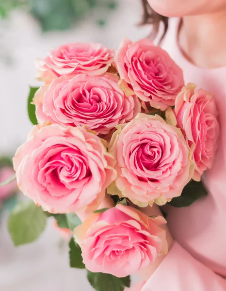 Close Bouquet Pink Roses Woman Hands Greeting Gift Mother Day — Stock Photo, Image