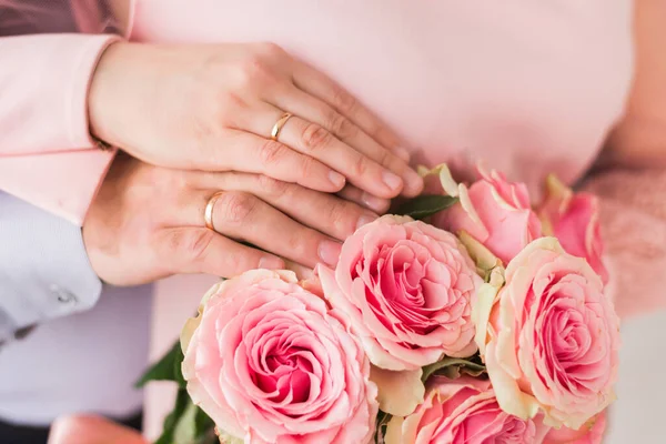 Mains Jeunes Mariés Sur Fond Bouquet Mariage Bagues Mariage Sur — Photo