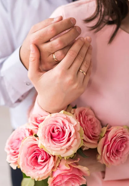 Hände Von Brautpaaren Auf Dem Hintergrund Des Hochzeitsstraußes Goldene Eheringe — Stockfoto