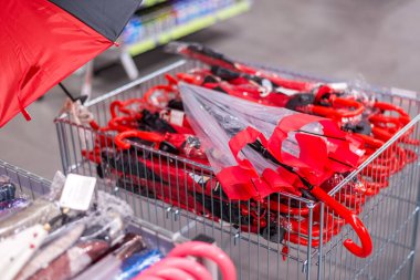 Şemsiyeler mağazada. Kırmızı şeffaf silikon şemsiyeler..