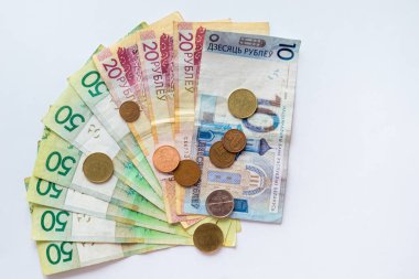 Beyaz arka planda Belarus parası ve mesaj için boşluk. Belarus Bozuklukları