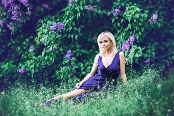Відкрита Модна Фотографія Красивої Молодої Жінки Оточенні Фіолетових Квітів Дівчина — стокове фото