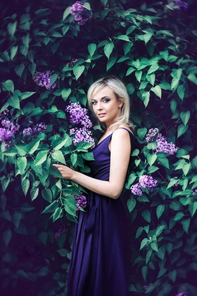 Відкритому Повітрі Мода Фото Красивої Молодої Жінки Оточенні Квітів Крупним — стокове фото
