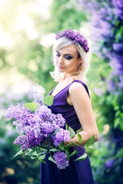 Відкрита Модна Фотографія Красивої Молодої Жінки Оточенні Фіолетових Квітів Дівчата — стокове фото