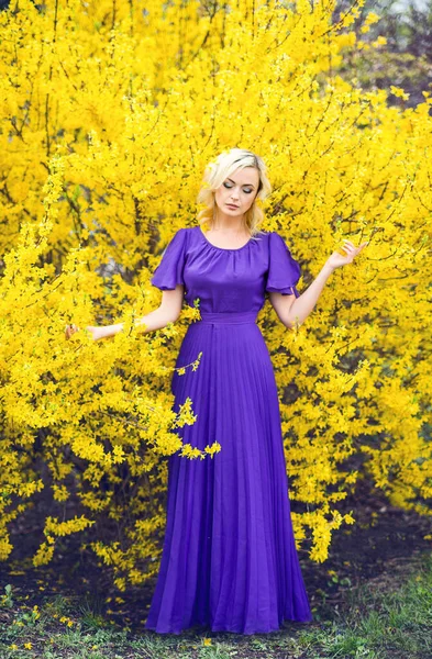 Дівчина Фоні Жовтих Квітів Весняна Фотографія Красивою Жінкою Фіолетовій Довгій — стокове фото