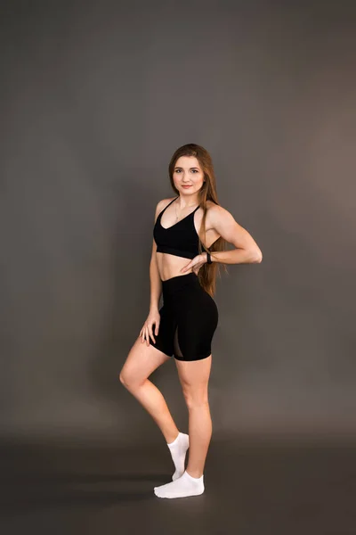 Fitness Mädchen Auf Dunklem Hintergrund — Stockfoto