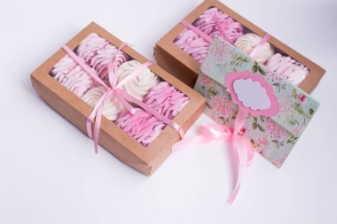 Pembe şekerleme ve beyaz arka planda bir kartpostal...