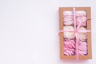 Beyaz arka planda ev yapımı şekerlemeler..