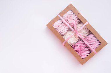 Beyaz arka planda ev yapımı şekerlemeler..