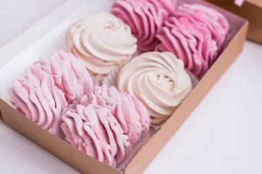 Beyaz ve pembe ev yapımı şekerlemeler.