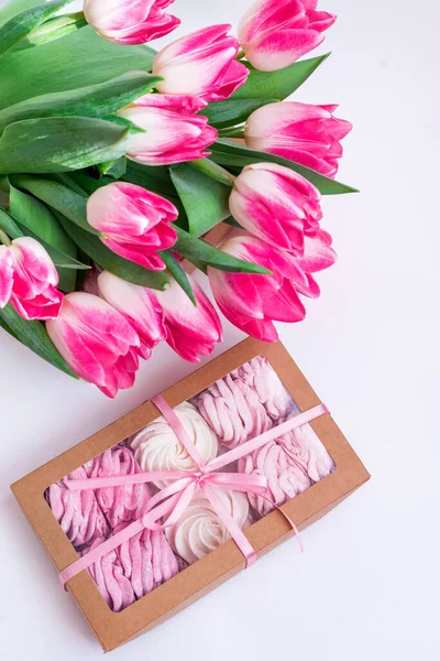 Une Boîte Avec Des Guimauves Maison Bouquet Fleurs Tulipes Sur — Photo