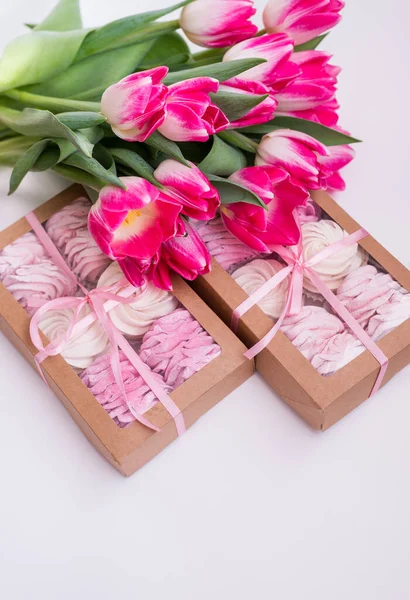 Une Boîte Avec Des Guimauves Maison Bouquet Fleurs Tulipes Sur — Photo