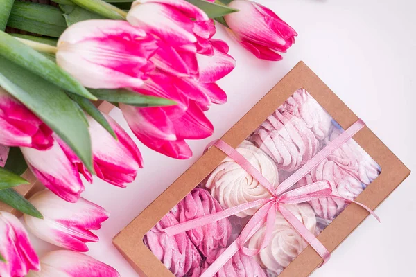 Une Boîte Bonbons Bouquet Fleurs Sur Fond Blanc Guimauves Tulipes — Photo