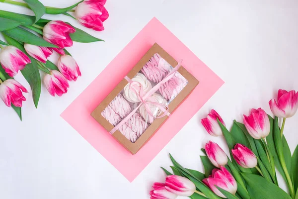 Coffret Cadeau Avec Guimauves Maison Sur Fond Blanc Bouquet Tulipes — Photo