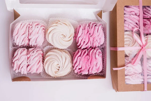 Caja Regalo Malvaviscos Caseros Sobre Fondo Blanco — Foto de Stock