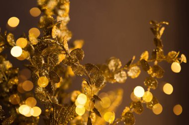 Kahverengi arka planda altın desenler. Noel ve tatil mevsimi konsepti