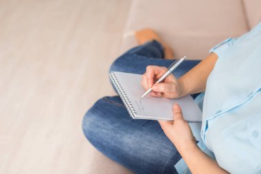 .Not defteri ve kalem kadınların elinde. Gününü planlıyorum, notlar..