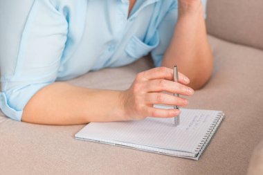 .Not defteri ve kalem kadınların elinde. Gününü planlıyorum, notlar..