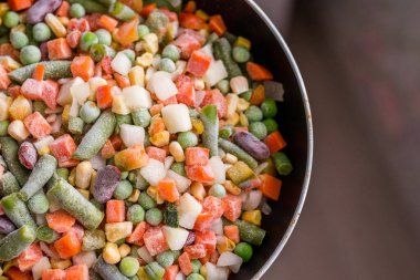 Kızartma tavasında karışık sebzeler..