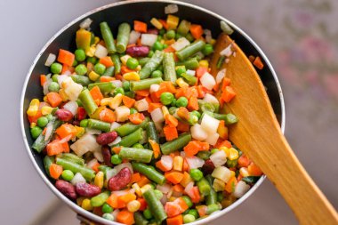 Kızartma tavasında karışık sebzeler..