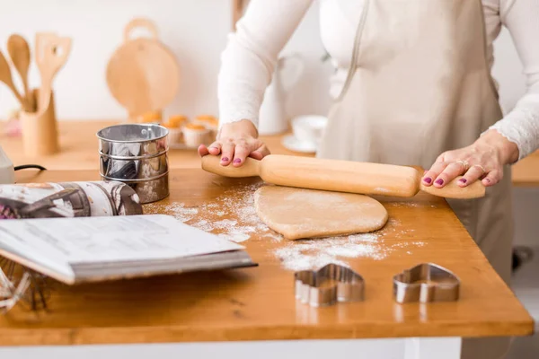 Les Mains Des Femmes Étalent Fric Préparation Pâte Sablée Pour — Photo