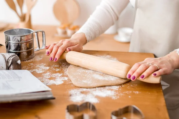 Mãos Das Mulheres Estendem Massa Preparação Massa Farinha Biscoito Biscoitos — Fotografia de Stock