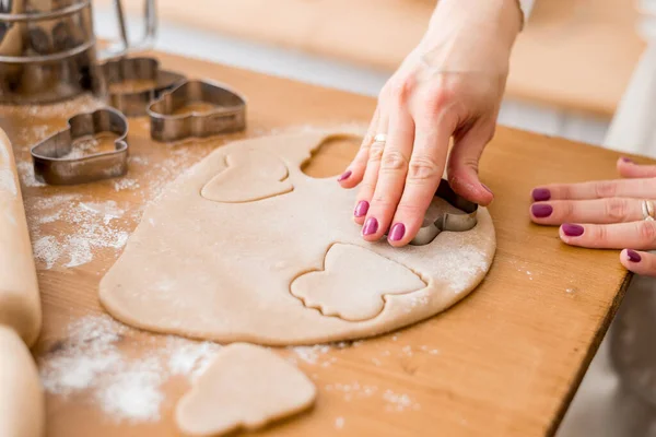 Close Das Mãos Das Mulheres Cortando Biscoitos Com Moldes — Fotografia de Stock