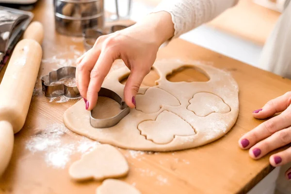 Close Das Mãos Das Mulheres Cortando Biscoitos Com Moldes — Fotografia de Stock