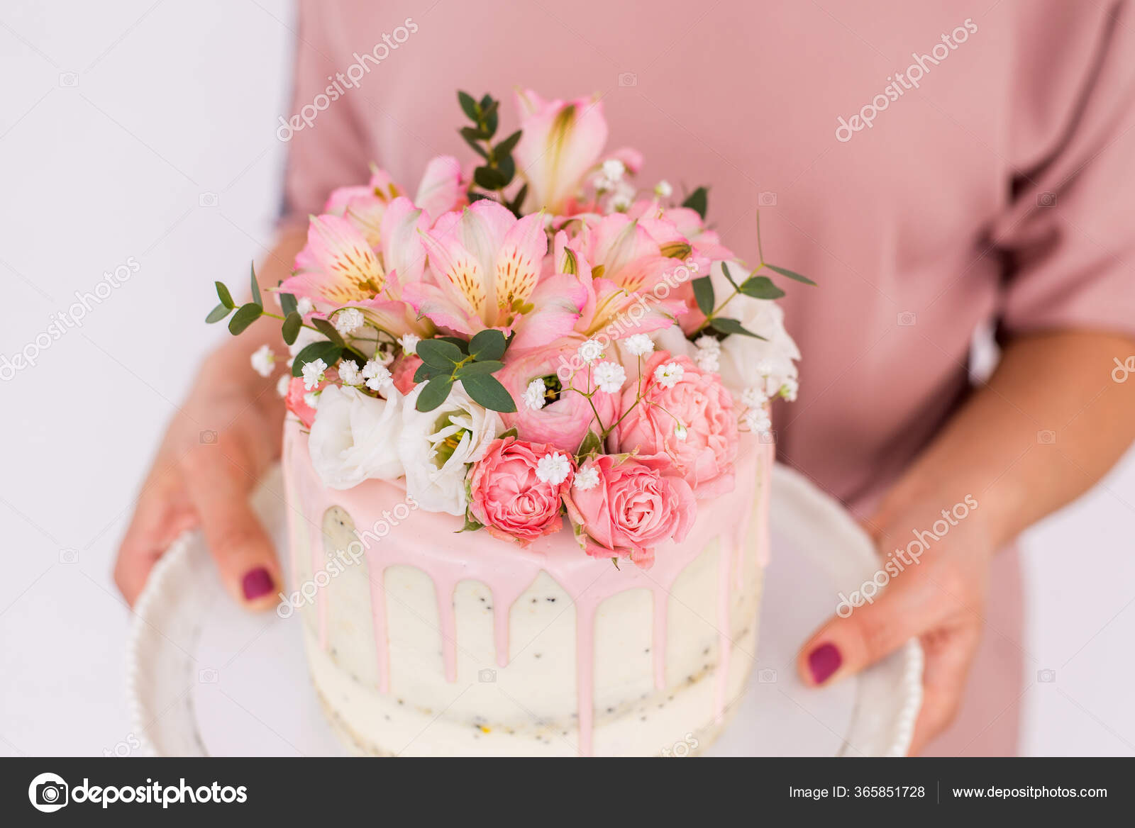 Bolo rosa e branco decorado em closeup com mão feminina colocando feliz  aniversário saindo, Banco de Video - Envato Elements