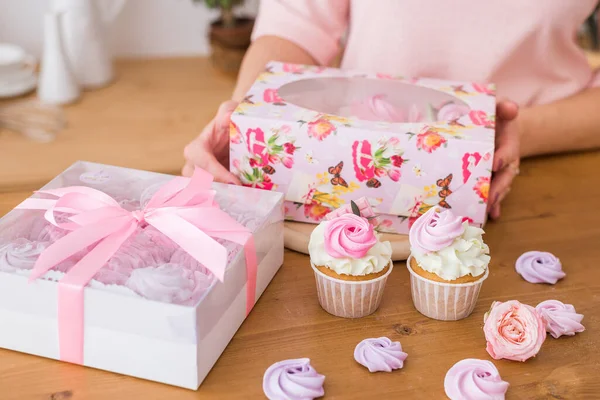 Gros Plan Beaux Cupcakes Dans Une Boîte Cadeau Cupcakes Maison — Photo