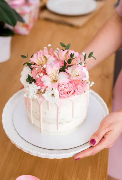 Beautiful Cake Flowers White Stand Women Hands — Stock Photo, Image