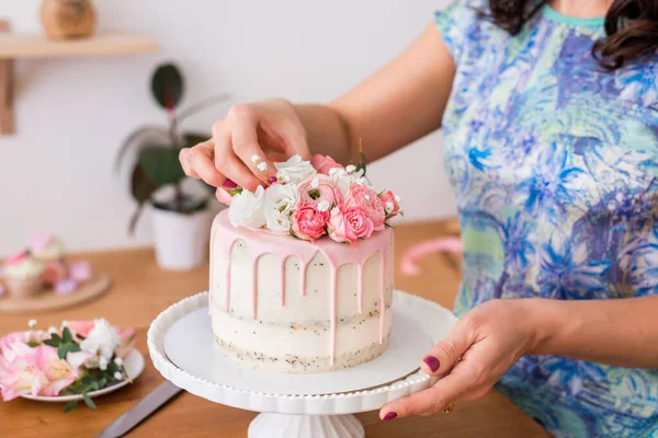 Bolo alto com manchas rosa. bolo delicado com merengue para