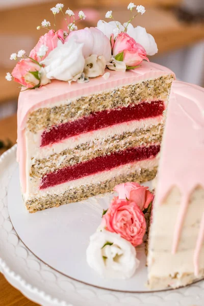 딸기를 케이크와그위에 놓으세요 아름다운 케이크를 썰어요 — 스톡 사진