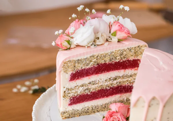 Cozinheira Feminina Segura Bolo Decorado Com Flores Em Fundo