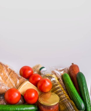 Yiyeceğe yakın çekim. Sebzeler, sebzeler, sebzeler, peynir ve yumurtalar beyaz arka planda.