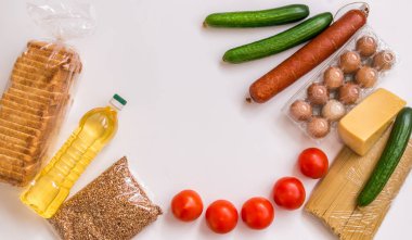 Yiyeceğe yakın çekim. Sebzeler, sebzeler, sebzeler, peynir ve yumurtalar beyaz arka planda.