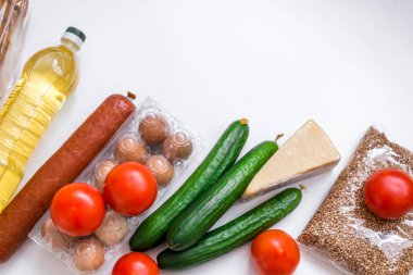 Yiyeceğe yakın çekim. Sebzeler, sebzeler, sebzeler, peynir ve yumurtalar beyaz arka planda.