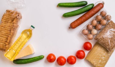 Yiyeceğe yakın çekim. Sebzeler, sebzeler, sebzeler, peynir ve yumurtalar beyaz arka planda.