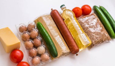 Yiyeceğe yakın çekim. Sebzeler, sebzeler, sebzeler, peynir ve yumurtalar beyaz arka planda.