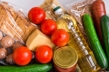 Bağış için birçok farklı ürünle kutunun yakın görüntüsü. Coronavirus bağış kutusu konsepti. Seçici odak /