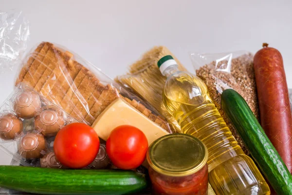 İzolasyon dönemi için kriz ürünleri. Yemek Teslimatı, Bağış, Koronavirüs Karantinası