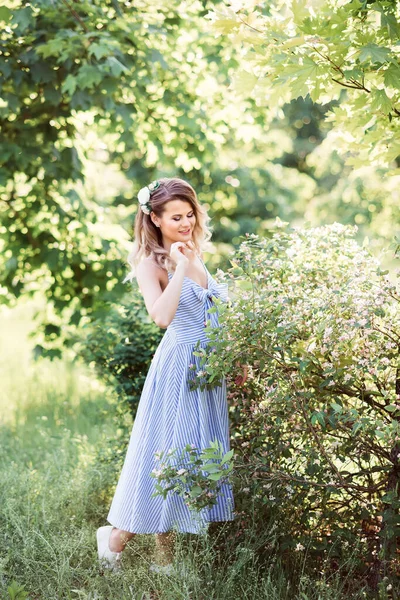 Mooie Jonge Vrouw Een Bloeiende Tuin — Stockfoto