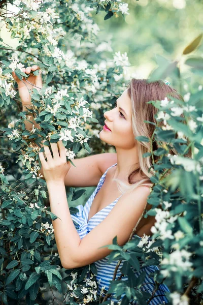 一个美丽的年轻女子的肖像 背景是自然界的花朵 幸福的女孩被鲜花包围着 — 图库照片