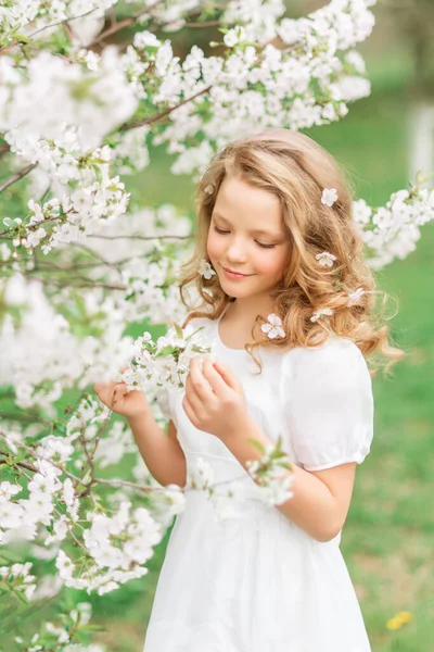 Portrait Beautiful Girl Blooming Garden Spring Cute Baby White Flowers — Stock Photo, Image