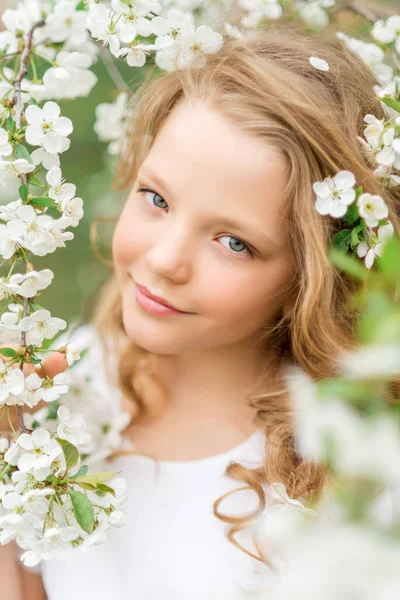Портрет Красивої Дівчини Квітучому Саду Навесні Мила Дитина Білими Квітами — стокове фото