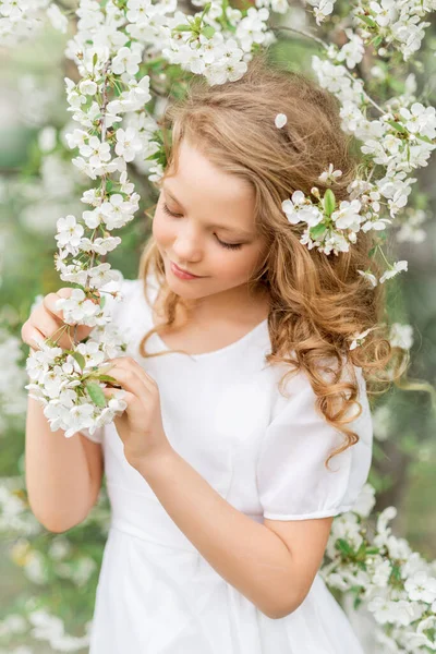 満開の庭で美しいモデルの女の子の肖像画 髪の毛の白い花 — ストック写真